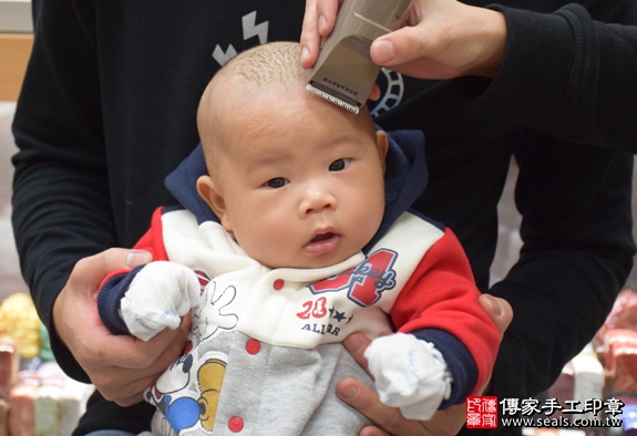 剃胎毛、滿月剃頭、嬰兒剃頭、嬰兒理髮、嬰兒剃髮、嬰兒剃胎毛、嬰兒滿月剃頭、寶寶剃頭、剃胎毛儀式、剃胎毛吉祥話、滿月剃頭儀式、滿月剃頭吉祥話、寶寶剃胎毛、寶寶滿月剃頭理髮、新北永和區剃胎毛、新北永和區滿月剃頭、新北永和區嬰兒剃頭剃胎毛、新北永和區嬰兒理髮、新北永和區嬰兒剃髮、吳寶寶(新北永和區嬰兒寶寶滿月剃頭理髮、免費嬰兒剃胎毛儀式吉祥話)。中國風會場，爸媽寶貝免費穿「日中韓」古裝禮服。專業拍照、DVD光碟、證書。★購買「臍帶章、肚臍章、胎毛筆刷印章」贈送：剃頭、收涎、抓周，三選一。2016.01.31 照片17